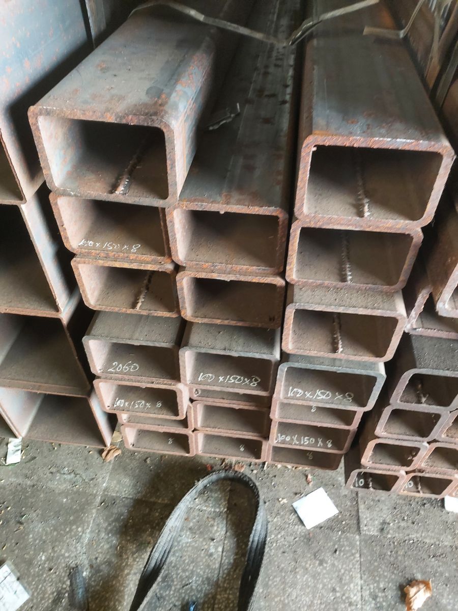 HỘP CHỮ NHẬT 150x100x2mm, thép hộp chữ nhật 100x150x2mm Công ty Thép Nguyễn Minh chuyên kinh doanh, nhập khẩu các loại thép hộp vuông, thép hộp chữ nhật 150x10x2ly/2mm, thép hộp đen, thép hộp mạ kẽm...  Được nhập khẩu từ Trung Quốc, Nhật Bản, Hàn Quốc, EU, Đài Loan, Nga, Việt Nam...Mác Thép: SS400, A36, AH36 / DH36 / EH36, A572 Gr.50-Gr.70, A500 Gr.B-Gr.C, STKR400, STKR490, S235-S235JR-S235JO, S275-S275JO-S275JR, S355-S355JO-S355JR-S355J2H, Q345-Q345A-Q345B-Q345C-Q345D, Q235-Q235A-Q235B-Q235C-Q235D...Có đầy đủ các giấy tờ: Hóa đơn, Chứng chỉ CO-CQ của nhà sản xuất. Mới 100% chưa qua sử dụng, bề mặt nhẵn phẳng không rỗ, không sét.  HỘP CHỮ NHẬT 150x100x 2ly/2mm, thép hộp chữ nhật 100x150x2mm/ 2ly   Công ty Thép Nguyễn Minh chuyên kinh doanh, nhập khẩu các loại thép hộp vuông, thép hộp chữ nhật, thép hộp đen, thép hộp mạ kẽm...  Được nhập khẩu từ Trung Quốc, Nhật Bản, Hàn Quốc, EU, Đài Loan, Nga, Việt Nam... I. TIÊU CHUẨN  HỘP CHỮ NHẬT 150x100x 2ly/2mm, thép hộp chữ nhật 100x150x2mm/ 2ly  Theo tiêu Chuẩn: ASTM, JIS, EN, GOST... Mác Thép: SS400, A36, AH36 / DH36 / EH36, A572 Gr.50-Gr.70, A500 Gr.B-Gr.C, STKR400, STKR490, S235-S235JR-S235JO, S275-S275JO-S275JR, S355-S355JO-S355JR-S355J2H, Q345-Q345A-Q345B-Q345C-Q345D, Q235-Q235A-Q235B-Q235C-Q235D... •	Có đầy đủ các giấy tờ: Hóa đơn, Chứng chỉ CO-CQ của nhà sản xuất. •	Mới 100% chưa qua sử dụng, bề mặt nhẵn phẳng không rỗ, không sét. Ứng dụng của thép hộp 100x150x2mm/ 2ly : được sử dụng rộng rãi trong ngành xây dựng điện công nghiệp, công nghiệp hóa chất, công nghiệp đóng tàu, trong công trình xây dựng cầu đường, công nghiệp nặng, xây dựng nhà xưởng, kết cấu hạ tầng, kết cấu nhà tiền chế, ngành cơ khí, bàn ghế, thùng xe và các đồ gia dụng khác...  Đặc biệt chúng tôi nhận cắt quy cách và gia công theo yêu cầu của khách hàng.  II.THÀNH PHẦN HÓA HỌC VÀ CƠ TÍNH CỦA THÉP HỘP 100x150x2mm/ 2ly THÉP HỘP 100X150 TIÊU CHUẨN ASTM A36: Tiêu chuẩn & Mác thép	C	Si	Mn	P	S	Cu	Giới hạn chảy Min(N/mm2)	Giới hạn bền kéo Min(N/mm2)	Độ giãn dài Min(%) ASTM A36	0.16	0.22	0.49	0.16	0.08	0.01	44	65	30 THÉP HỘP 100X150 TIÊU CHUẨN SS400: Thành phần hóa học của thép hộp SS400: Mác thép 	Thành phần hóa học,% theo trọng lượng  	C. tối đa 	Si. tối đa 	Mangan 	P. tối đa 	S. max  SS400 	- 	- 	- 	0,050 	0,050   Tính chất cơ học thép hộp tiêu chuẩn SS400:  Mác thép	Yield Strength min.	Sức căng	Độ giãn dài min.	Impact Resistance min [J]  	(Mpa) 	MPa 	% 	 	Độ dày <16 mm 	Độ dày ≥16mm 		Độ dày <5mm 	Độ dày 5-16mm 	Độ dày ≥16mm 	 SS400 	245	235	400-510 	21	17	21	-  THÉP HỘP CHỮ NHẬT 100X150 TIÊU CHUẨN CT3- NGA C %	Si %	Mn %	P %	S %	Cr %	Ni %	MO %	Cu %	N2 %	V % 16	26	45	10	4	2	2	4	6	 -	 - THÉP HỘP 100X150 TIÊU CHUẨN JISG3466 – STKR400: Thành phần hóa học: C	Si	Mn	P	S ≤ 0.25	−	−	≤ 0.040	≤ 0.040 0.15	0.01	0.73	0.013	0.004  Cơ tính: Ts	Ys	E.L,(%) ≥ 400	≥ 245	 468	393	34  Tùy thuộc vào mác thép và độ dày cụ thể mà Thép hộp 100x150 có thành phần hóa học và cơ tính tương ứng. Vui lòng liên hệ Mr.Phong 0916 186 682 để được biết thêm chi tiết. III. BẢNG QUY CÁCH KHỐI LƯỢNG THÉP HỘP CHỮ NHẬT 100X150 HỘP CHỮ NHẬT 150x100, thép hộp chữ nhật 100x150  STT	Tên sản phẩm	Quy cách (mm)	Khối lượng (Kg/mét) 1	Thép hộp chữ nhật 100x150x2 100	x	150	x	2	7.79 2	Thép hộp chữ nhật 100x150x2.5	100	x	150	x	2.5	9.71 3	Thép hộp chữ nhật 100x150x3	100	x	150	x	3	11.63 4	Thép hộp chữ nhật 100x150x3.2	100	x	150	x	3.2	12.40 5	Thép hộp chữ nhật 100x150x3.5	100	x	150	x	3.5	13.55 6	Thép hộp chữ nhật 100x150x4	100	x	150	x	4	15.45 7	 Thép hộp chữ nhật 100x150x4.5	100	x	150	x	4.5	17.34 8	Thép hộp chữ nhật 100x150x5	100	x	150	x	5	19.23 9	Thép hộp chữ nhật 100x150x6 100	x	150	x	6	22.98 10	Thép hộp chữ nhật 100x150x8	100	x	150	x	8	30.40 11	Thép hộp chữ nhật 100x150x9	100	x	150	x	9	34.05 12	Thép hộp chữ nhật 100x150x10	100	x	150	x	10	37.68 13	Thép hộp chữ nhật 100x150x12	100	x	150	x	12	44.84 Vui lòng liên hệ Mr.Phong 0916 186 682 để được biết thêm chi tiết.