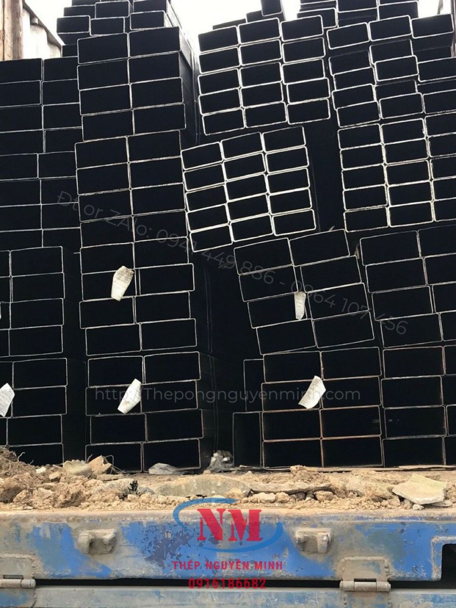 Công ty Thép Nguyễn Minh chuyên kinh doanh, nhập khẩu các loại thép hộp vuông, thép hộp chữ nhật, thép hộp đen, thép hộp mạ kẽm...  Được nhập khẩu từ Trung Quốc, Nhật Bản, Hàn Quốc, EU, Đài Loan, Nga, Việt Nam...  I. thép hộp 100x150x2.5ly , thép hộp  chữ nhật 100x150x2.5ly  Theo tiêu Chuẩn: ASTM, JIS, EN, GOST...  Mác Thép: SS400, A36, AH36 / DH36 / EH36, A572 Gr.50-Gr.70, A500 Gr.B-Gr.C, STKR400, STKR490, S235-S235JR-S235JO, S275-S275JO-S275JR, S355-S355JO-S355JR-S355J2H, Q345-Q345A-Q345B-Q345C-Q345D, Q235-Q235A-Q235B-Q235C-Q235D...  Có đầy đủ các giấy tờ: Hóa đơn, Chứng chỉ CO-CQ của nhà sản xuất. Mới 100% chưa qua sử dụng, bề mặt nhẵn phẳng không rỗ, không sét. Ứng dụng của thép hộp 100x150x2.5ly : được sử dụng rộng rãi trong ngành xây dựng điện công nghiệp, công nghiệp hóa chất, công nghiệp đóng tàu, trong công trình xây dựng cầu đường, công nghiệp nặng, xây dựng nhà xưởng, kết cấu hạ tầng, kết cấu nhà tiền chế, ngành cơ khí, bàn ghế, thùng xe và các đồ gia dụng khác...   Đặc biệt chúng tôi nhận cắt quy cách và gia công theo yêu cầu của khách hàng. 