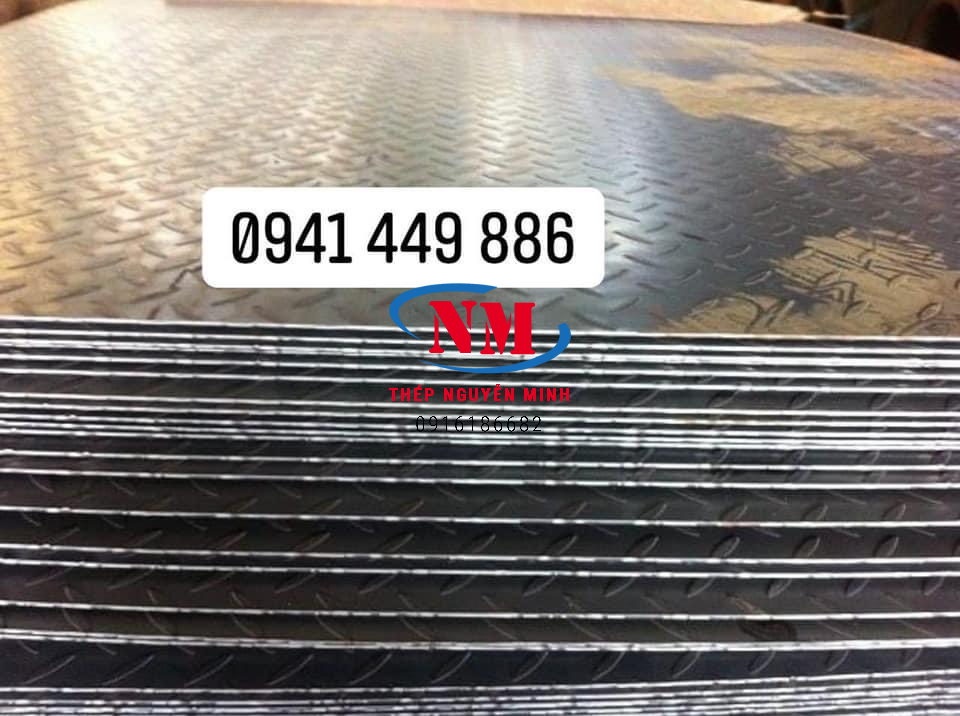 Thép tấm  A516 là thép tấm cường lực cao, nhiệt độ thấp, có hàm lượng carbon trung bình.   Ứng dụng:  Thép tấm cường lực cao a516 sử dụng để chế tạo nồi hơi, lò hơi,  đóng tàu và công trình dầu khí ngoài biển, bể chứa dầu, nhà xưởng, kiến trúc ... THÀNH PHẦN HÓA HỌC THÉP TẤM ASTM A516 grade 70 NGUYÊN TỔ	C % Độ dày t (mm)	Mn % for độ dày t (mm)	Si %	P % max	S % max 	6-12.5mm	12.5-25mm	25-50mm	>50mm	≤12.5mm	>12.5mm			 A516 Gr55 0.18 0.20 0.22 0.25 0.55-0.98 0.60-1.30 0.13-0.45 0.035 0.035  A516 Gr60 0.21 0.23 0.23 0.25 0.6-0.9 0.80-1.20 0.13-0.45 0.035 0.035  A516 Gr65 0.24 0.26 0.26 0.28 0.85-1.20 0.85-1.20 0.13-0.45 0.035 0.035  A516 Gr70 0.27 0.28 0.28 0.30 0.85-1.20 0.85-1.20 0.13-0.45 0.035 0.035   TÍNH CHẤT CƠ LÝ Tính chất	Độ bền kéo (MPa)	Giới hạn chảy (MPa)	Dãn dài (%) theo mm 			50mm	200mm A516 Gr55	380-515	205	27	23 A516 Gr 60	415 - 550	220	25	21 A516 Gr65	450 - 585	240	23	19 A516 Gr70	485 - 620	260	21	17  Mác thép tương đương  Mỹ Bỉ Đức Pháp Italy Thụy Điển Ấn Độ Nhật bản  Thép tấm A516 gr 50  	E St E315 	Fe 460-2-KG SS29,12,01 	 Thép tấm  A516 gr 60 E St E315 	Fe 460-2-KG SS29,12,01 		 Thép tấm  A516 gr 70 dầy 10ly/mm